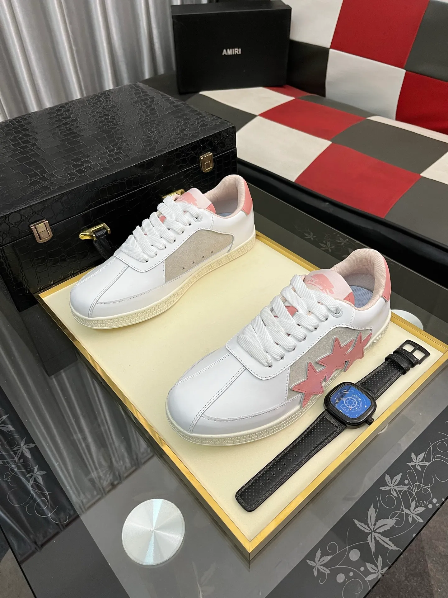 Men's shoes 💰420⌚️⌚️《AMIR*》New men's low-top casual sports sneakers bone shoes, another pair of irresistible bone shoes. Bone shoes are one of AMIRI's most popular items. They use first-layer cowhide uppers. The side bones are made of two cowhide laminations. They have a three-dimensional feel. The leather incisions are all oil-edged. Contrasting color design. Simple style. Fashionable sports. Customized metal LOGO nameplate to embellish shoelaces. Exclusive control of top version. Supports comparison. Breathable mesh lining Original rubber outsole A must-have item for daily leisure Suitable for various occasions Check it out if you pursue high quality Super cool uppers Size: 38-446️⃣ Colors available